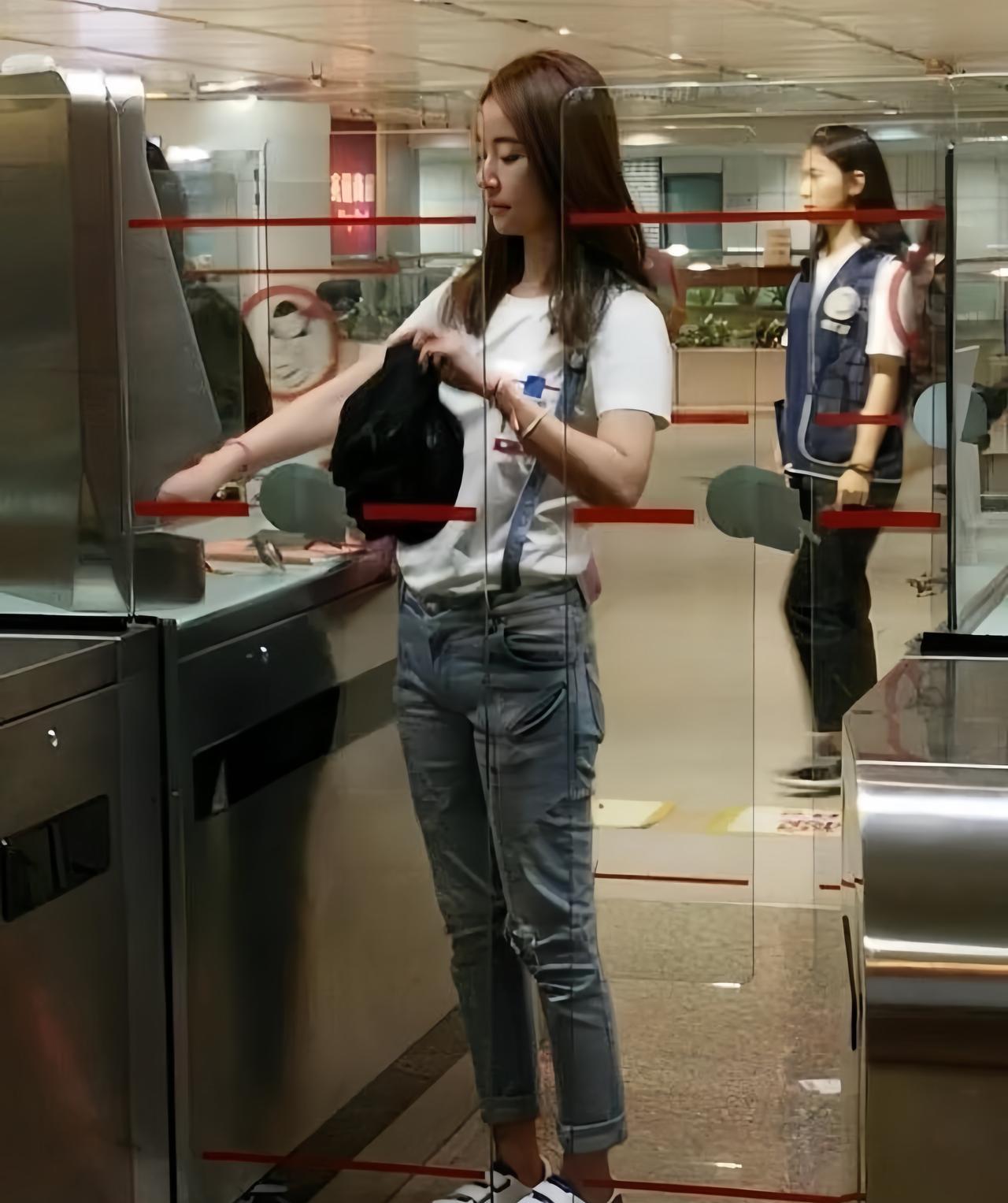 林心如走机场旧照，那时候的她，还很年轻漂亮，穿着打扮和气质，都流露着青春的气息。