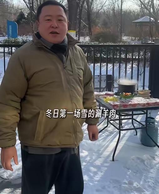 北京降雪，阎鹤祥晒出在朝阳区卓锦万代别墅院内与妻子堆雪人、吃火锅的视频，别墅地上