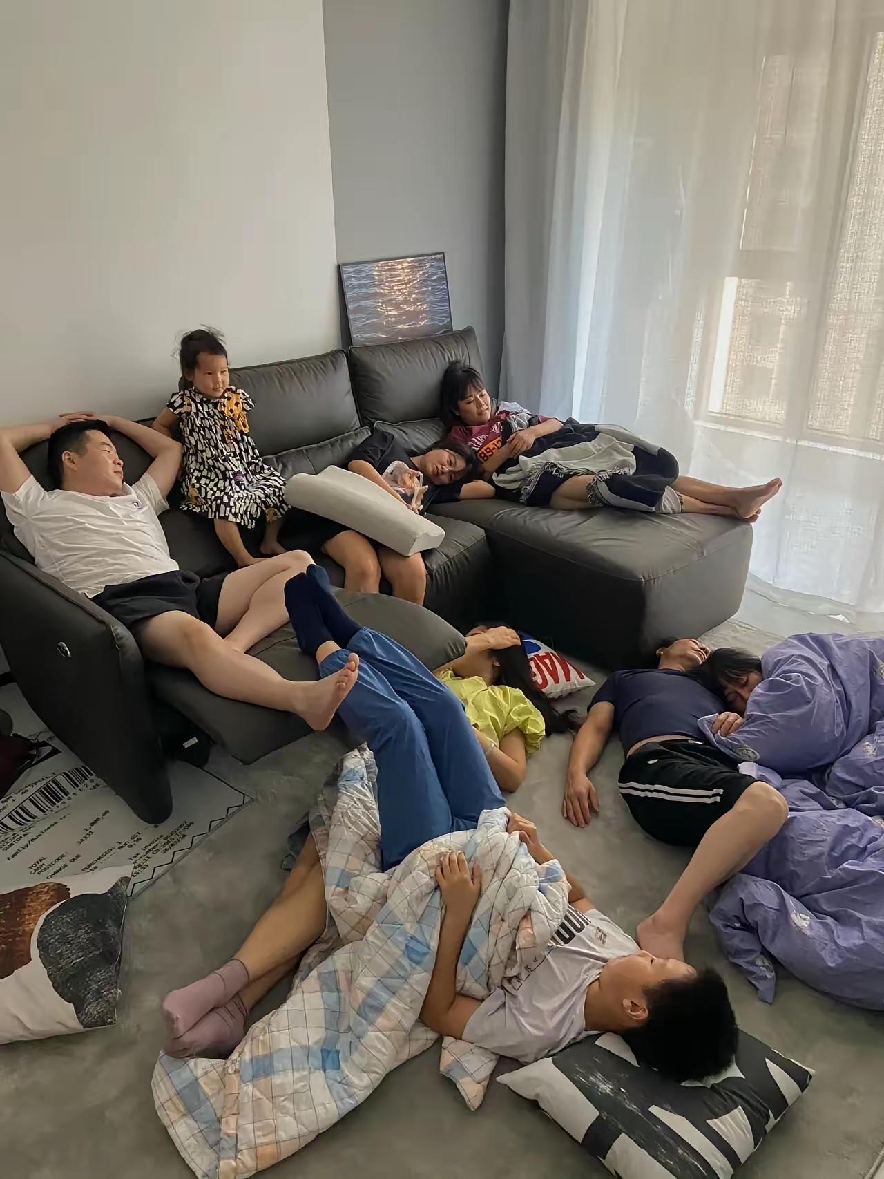 一家七口奔赴西安旅游，在亲戚家里一连住了整整六天，临走前还备好了礼品和红