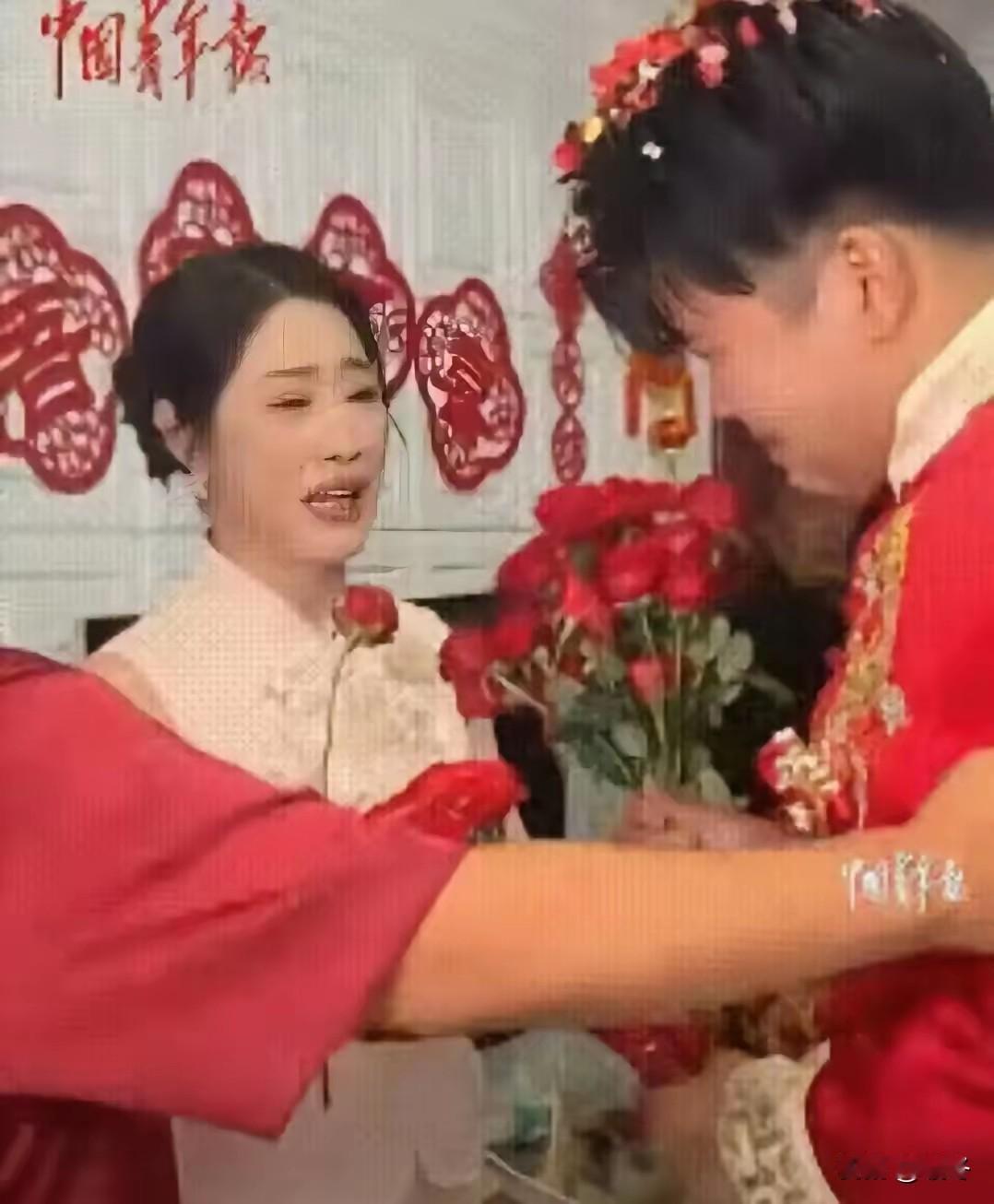 当江苏连云港的新郎手捧二十多支玫瑰站在新娘房门口时。他的西装口袋还塞着十几个未