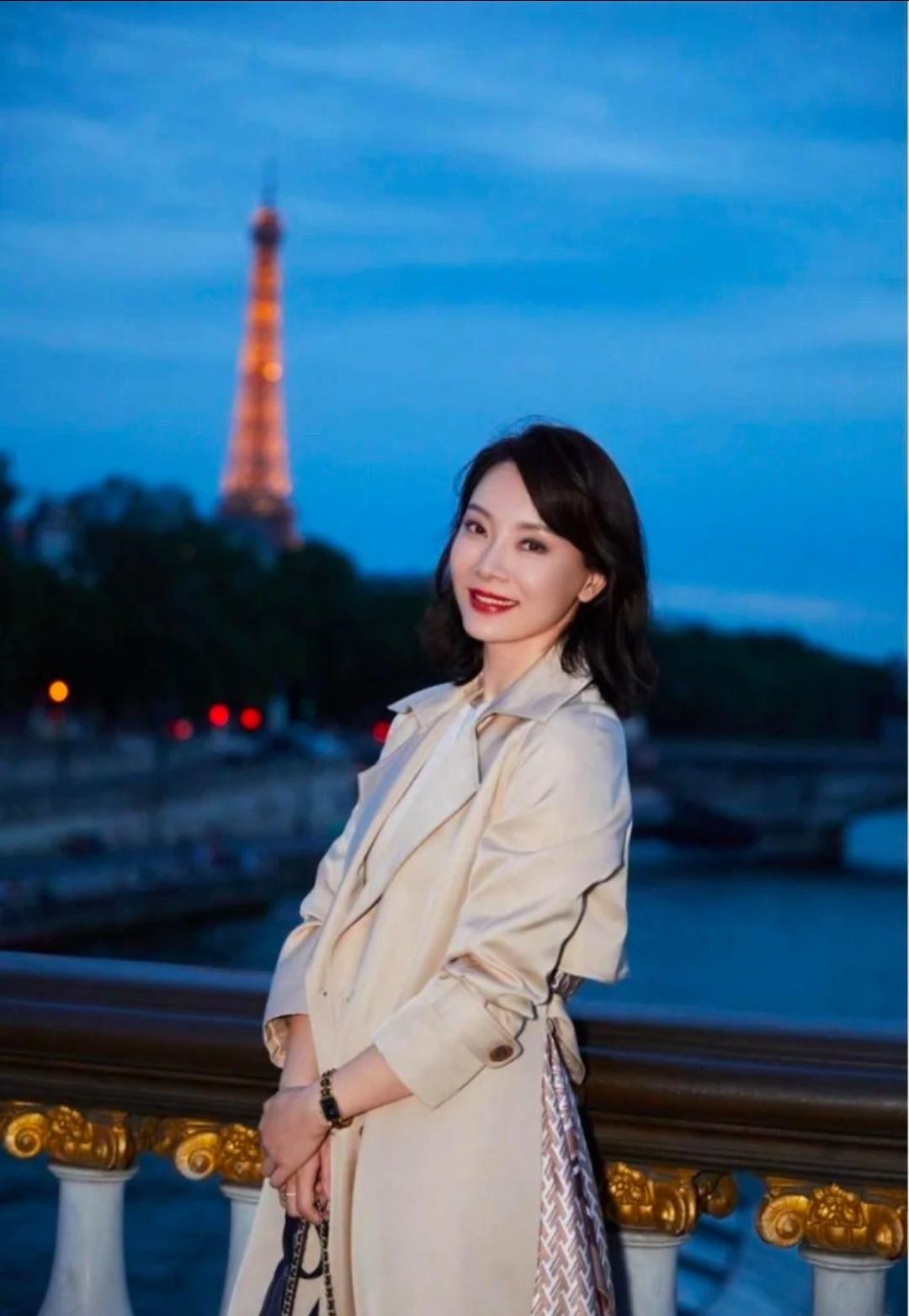 陈数这女人真是绝了，那种气质就像长在骨子里似的，随便往那一站就自带氛围感。看她最