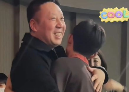 看杨紫父亲抱张一山笑的样子我就知道我的担心是多余的张一山话剧《一地鸡毛》首场