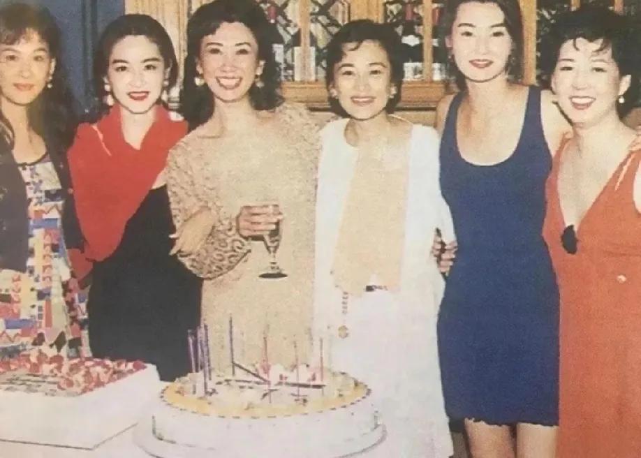 长发的施南生温柔而明媚，戴墨镜的施南生是酷飒御姐范儿，短发的施南生潇洒自如，女强
