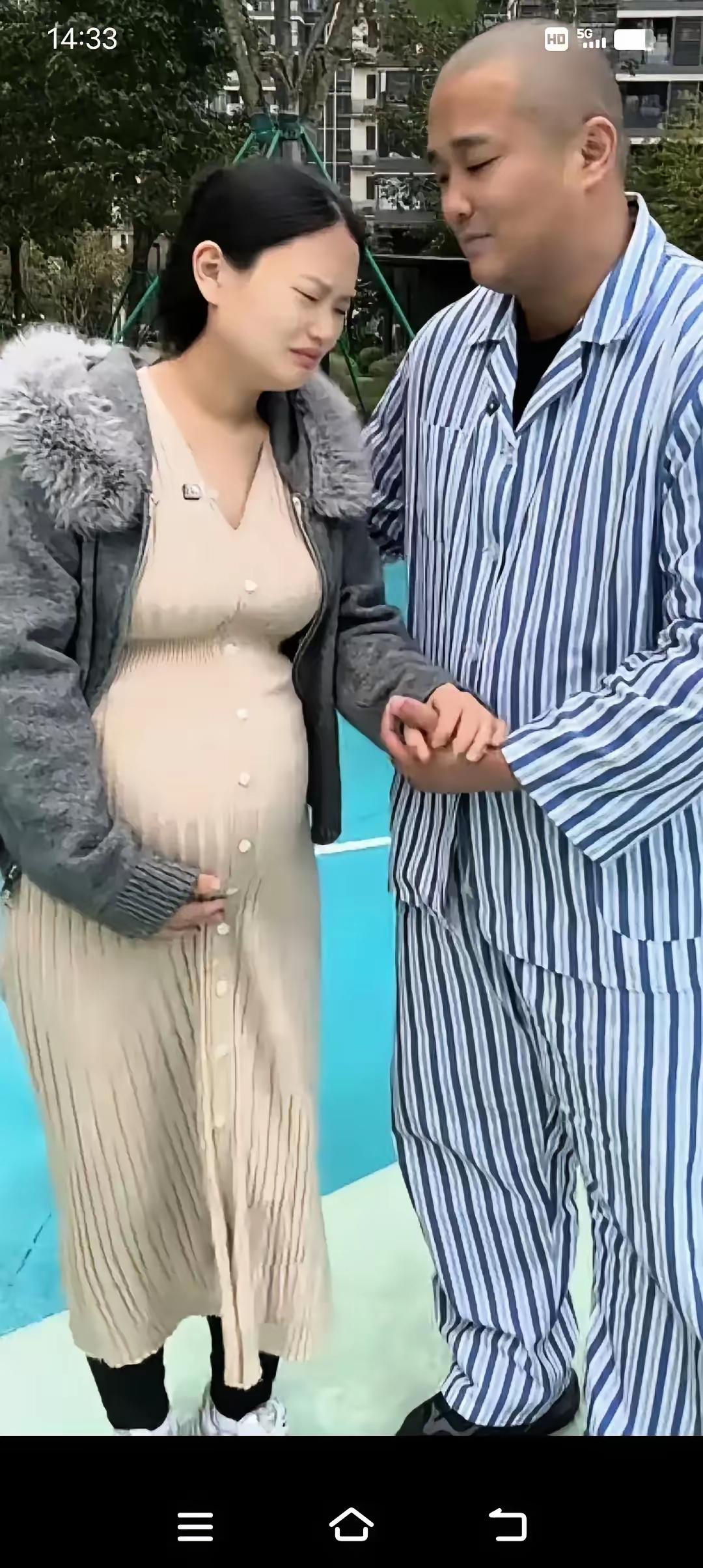 泪目！杭州，怀孕六个月的妻子陪着患癌的丈夫从肿瘤科检查出来，医生说不太乐观，两个