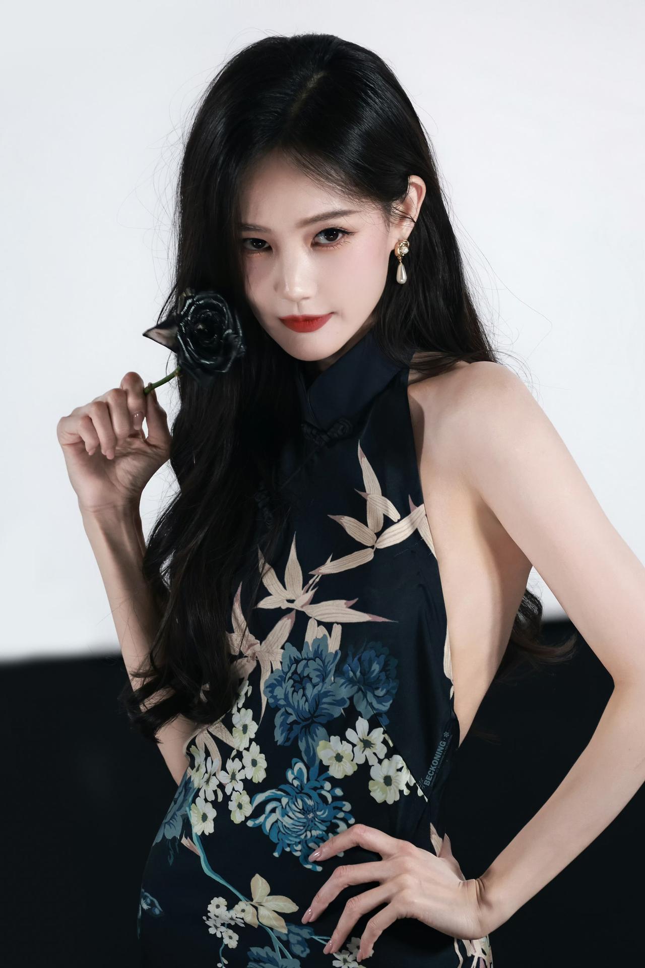李一桐挂脖露背旗袍+黑长卷发，这才是东方美人