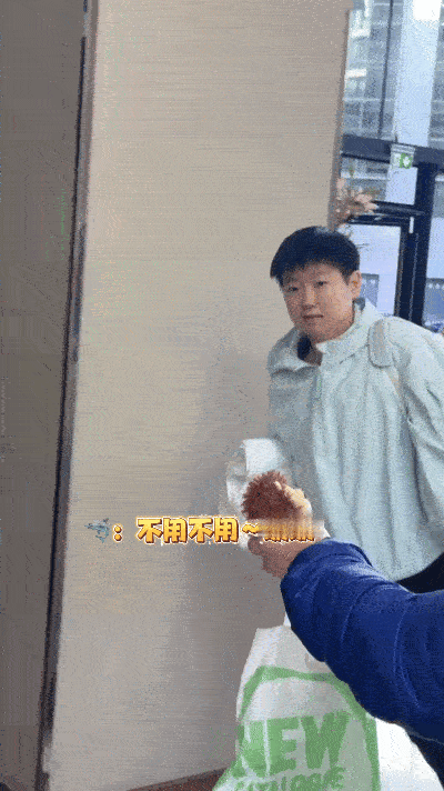 莎莎温柔的说“不用不用～谢谢”，婉拒了球迷的小礼物。伦敦第一个训练日，莎莎下