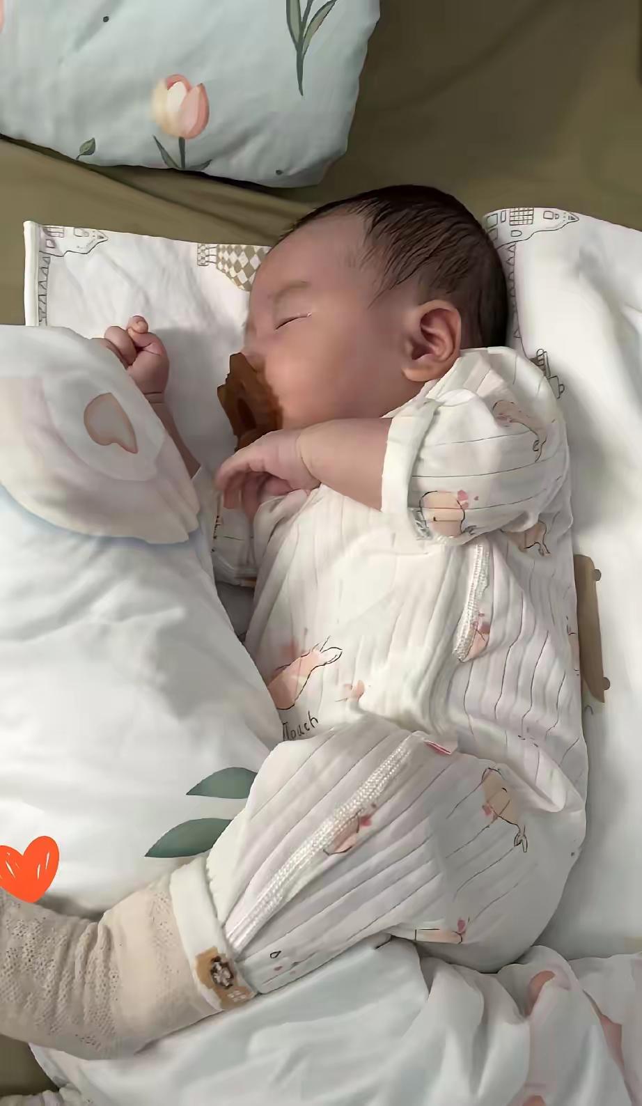 婆婆总说宝宝必须跟大人挤一个被窝才保暖，这话到底对不对？昨晚我给孩子盖小被子，婆