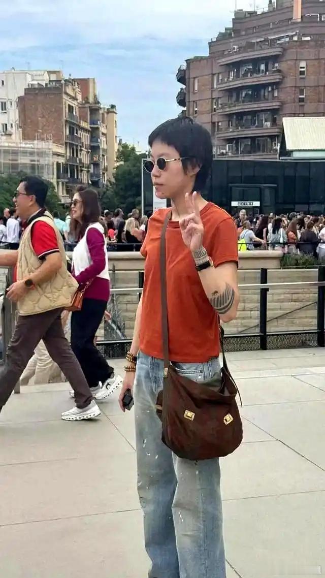 窦靖童被网友西班牙偶遇，留着短发，手上戴5手串，气质好像年轻时的王菲！​​​