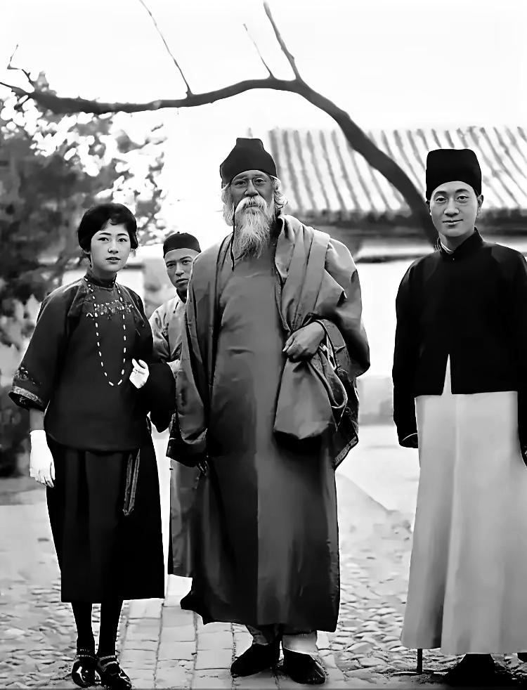 1924年，看徐志摩和林徽因的合照，再瞅他和陆小曼的，爱不爱一眼看出！林徽因