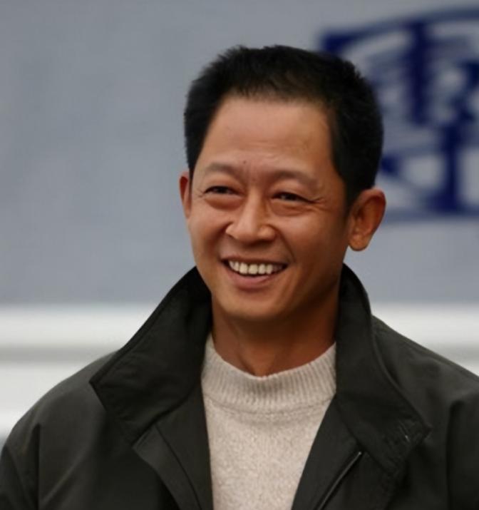 1992年王志文成名后，带母亲去豪华餐厅吃饭，点菜时，母亲问服务员：“大闸蟹多少