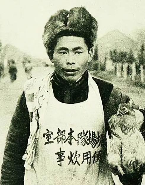 炊事员端来一盘炒辣子,贺老总尝后感觉不对:把炊事员给我带过来这是怎么了?上一秒