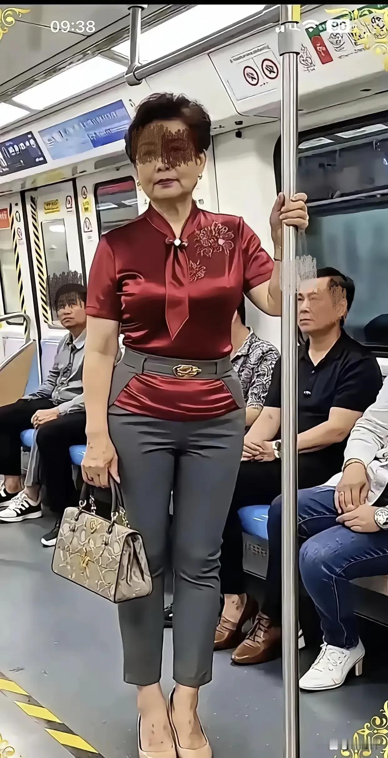 “大妈别穿紧身裤！身体勒的肥嘟嘟的，难看要命。年轻人穿的性感，老年人显太俗气。”