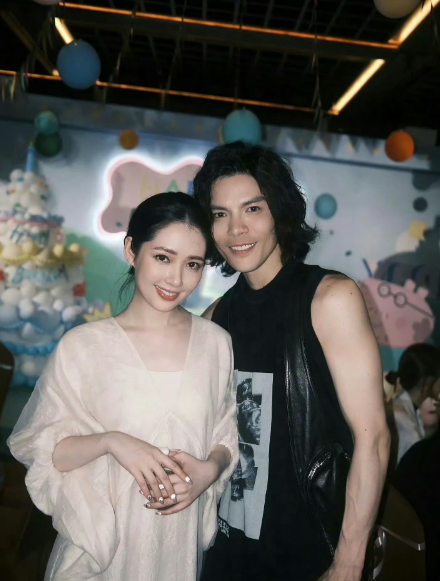 何猷君和向佐何猷君投资基本处于亏损状态向佐拍戏是稳赚不赔的单看老公，其实郭