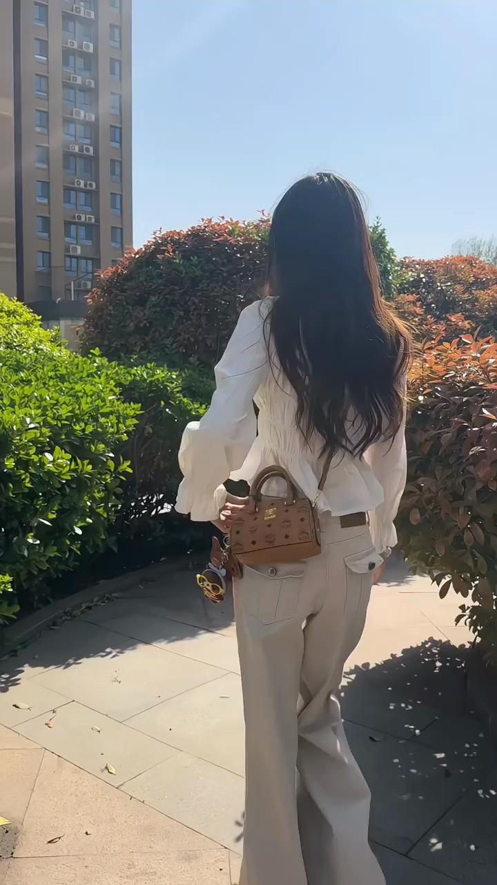 优雅漫步在阳光下的时尚穿搭