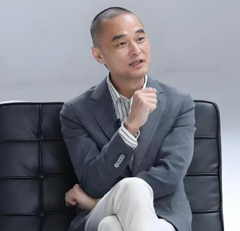 冯唐说：“人这一生，终究都在面对两件事：得到和失去。得到需要努力，失