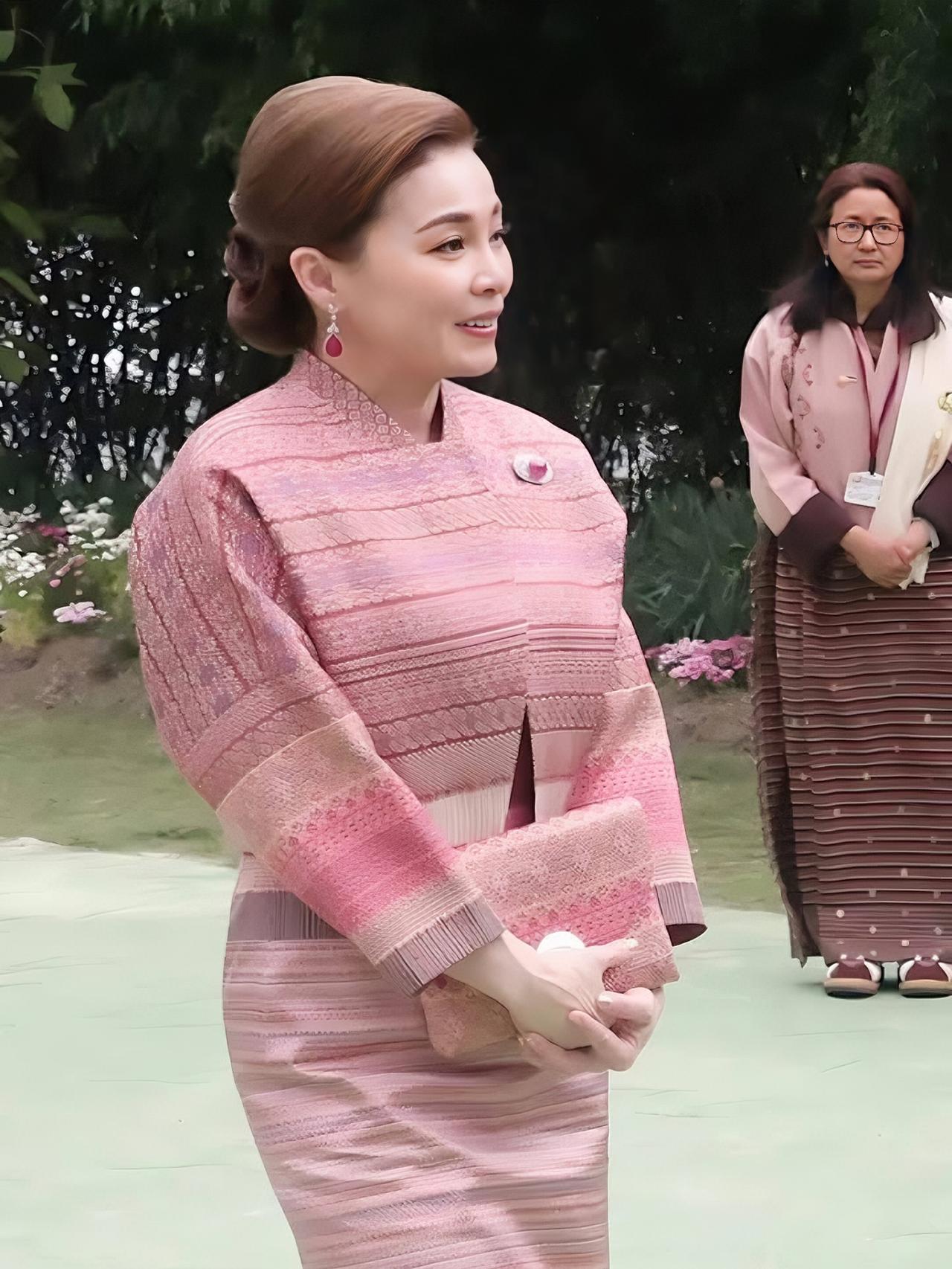 苏提达王后的不丹之行，华服和珠宝换不停