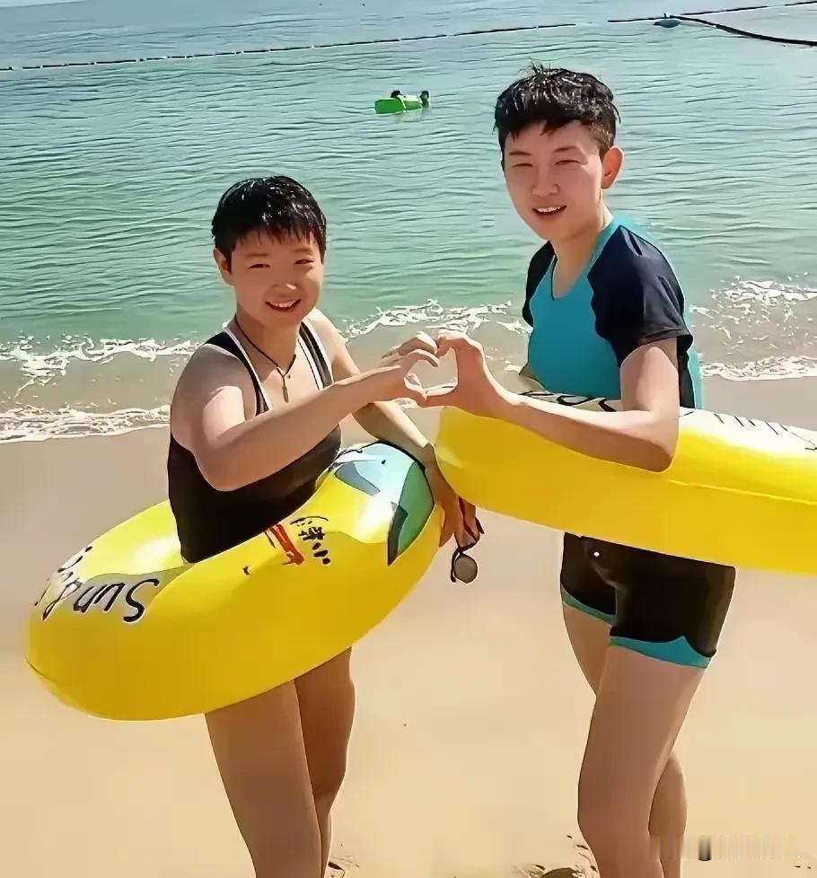 不得了呀，孙颖莎这张照片如果放在现在，还不吵疯了！孙颖莎这是和谁呀？看着有