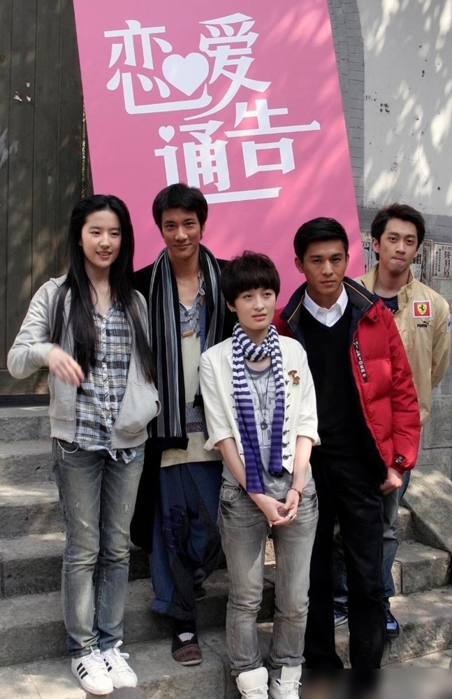 王力宏完了，跟刘亦菲一张素颜合照，把他完美偶像的底裤都扒干净了。你看这照片，官方1米8的王力宏，站在