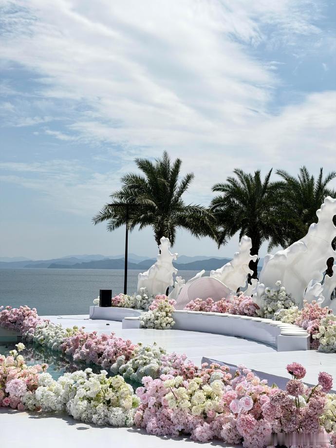 许嵩冯禧海边婚礼细节照许嵩冯禧海边婚礼现场照20日，有网友称婚礼保密期结束，分