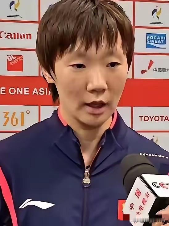 莎莎太好了！女团夺冠赛后采访曼昱特意提到，局间和关键分的时候，马导与莎莎都给
