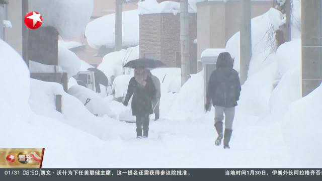 日本多地破纪录积雪超2米 交通瘫痪风险升级