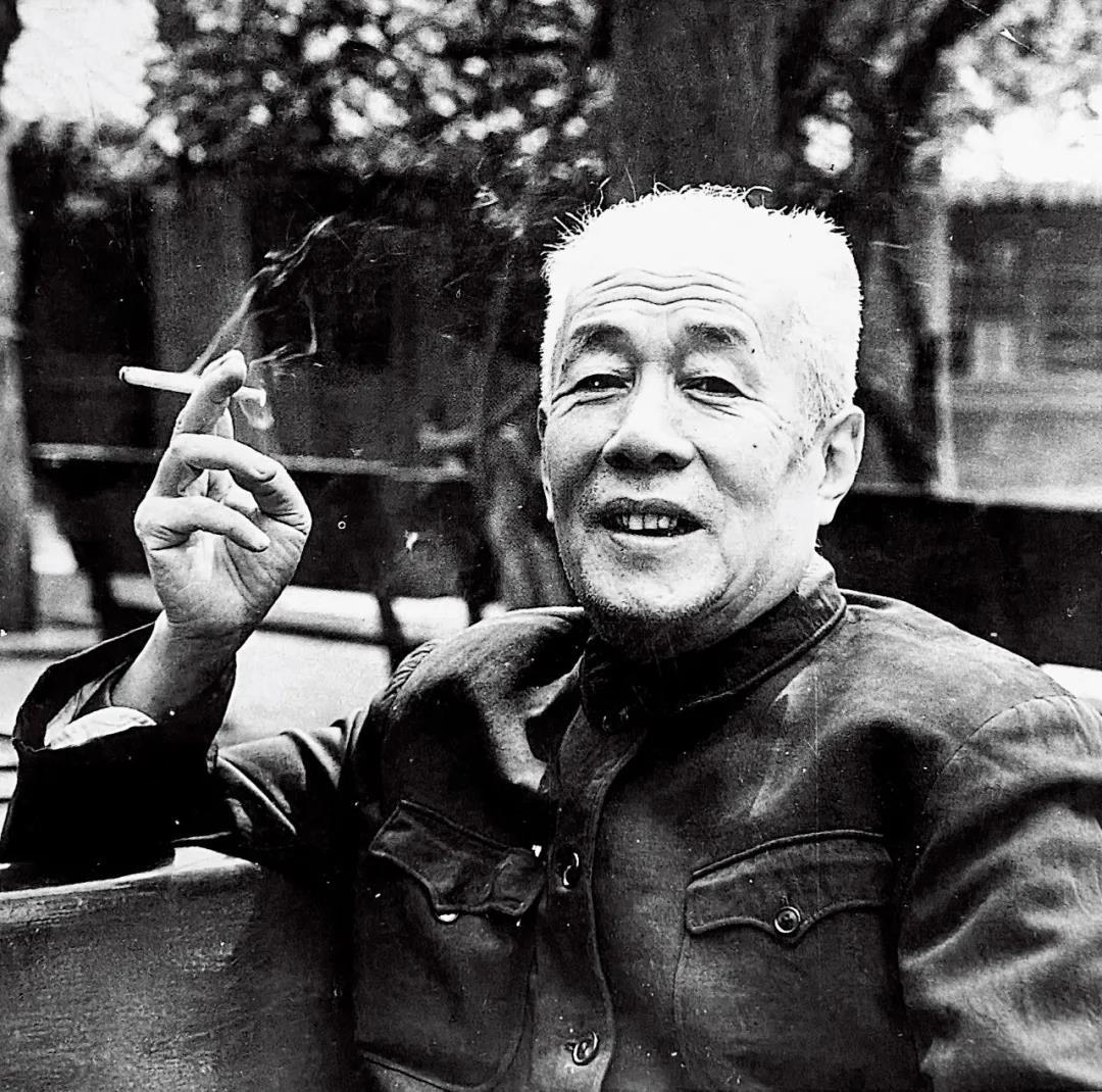 1947年，地下党员王冶秋走进院子，看到满院子的军统特务，就知道自己的身份暴露了