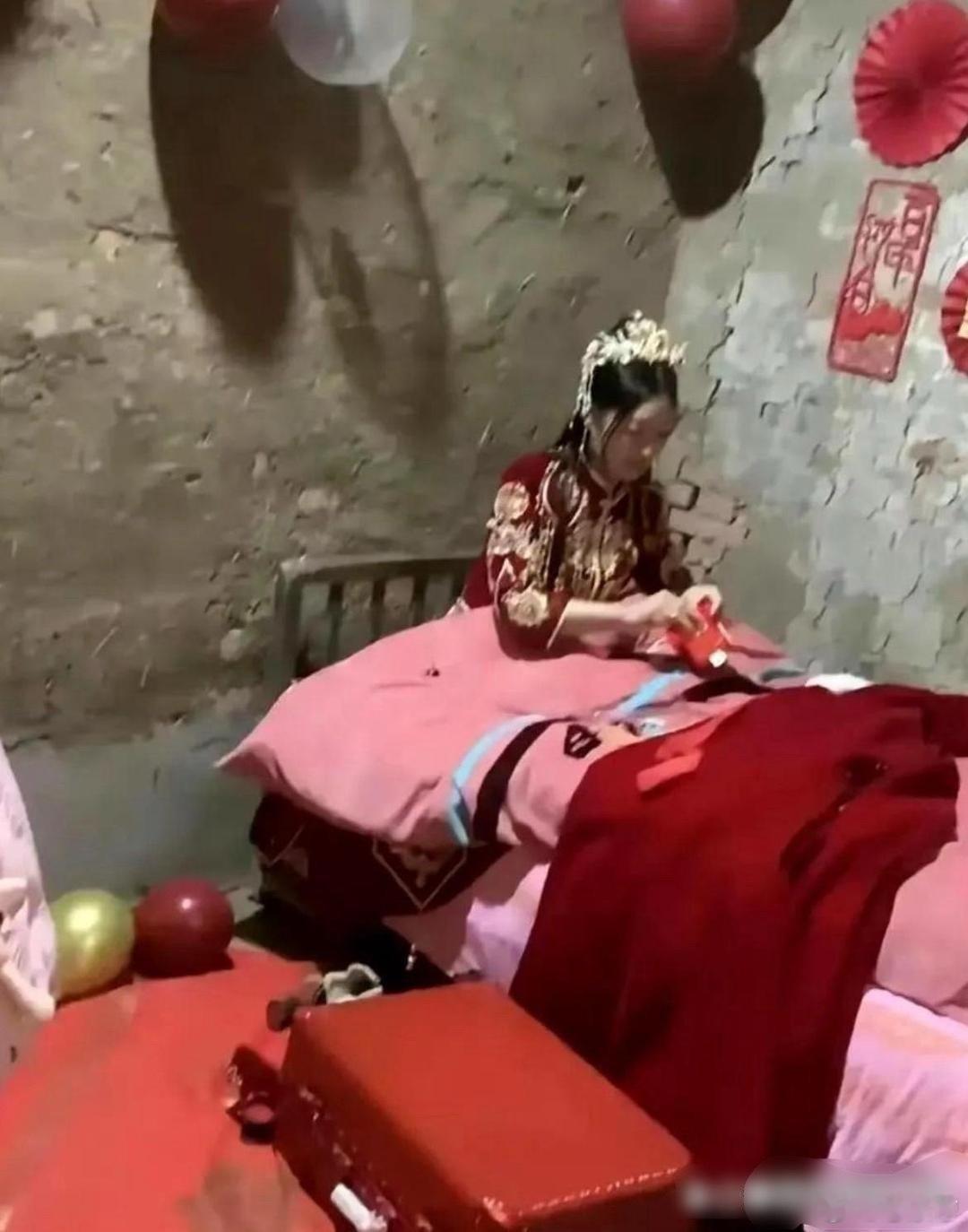 这环境，新娘怎么笑得出来的