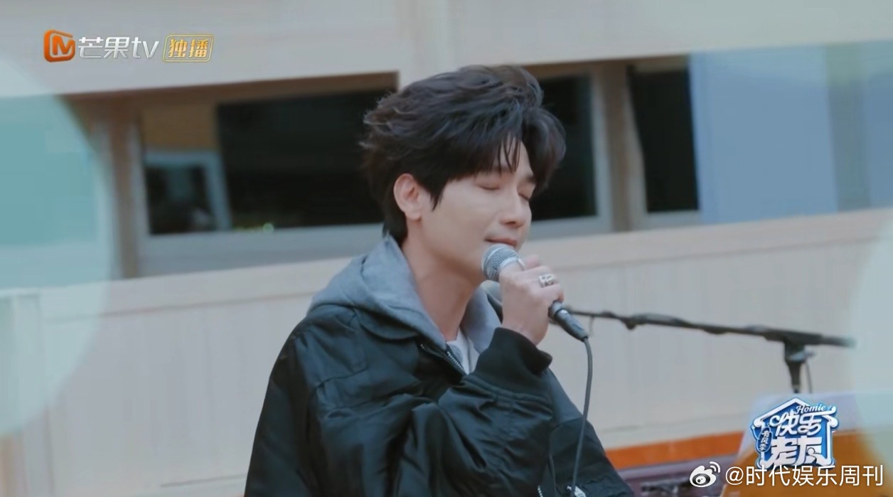 快乐老友记因为有了陈楚生的歌声，变得更加完整和丰富。期待更多这样的舞台。陈楚生唱