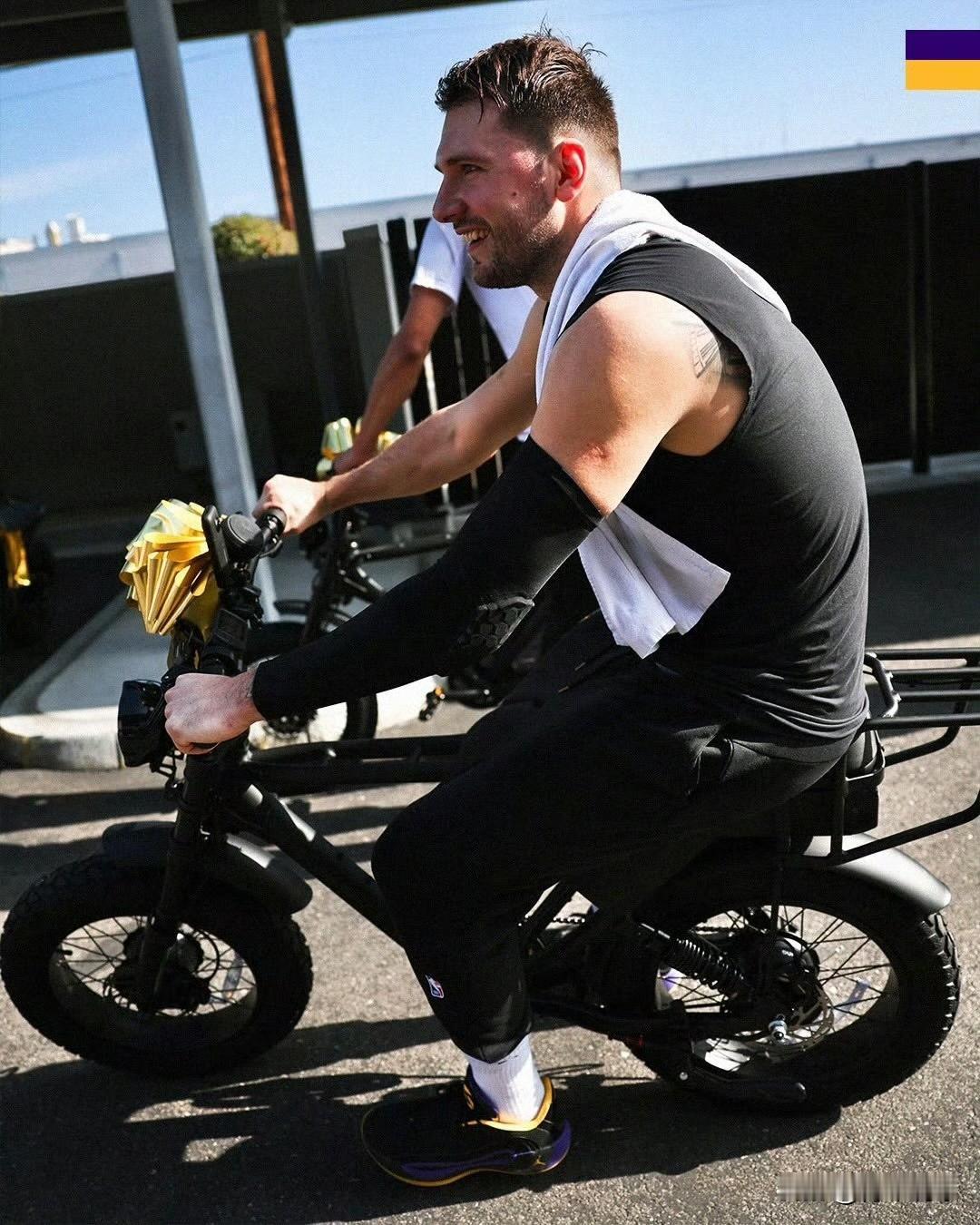 东契奇真暖心啊！圣诞节即将到来，湖人队当家球星东契奇为球队送上电动自行车作为