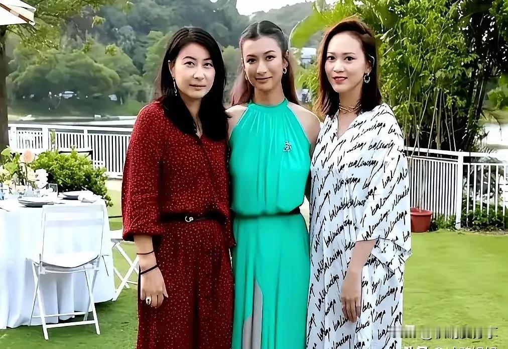 这是霍家三个媳妇同台合影太养眼了！一个比一个美丽大方韵味十足！这场户外聚会的三人