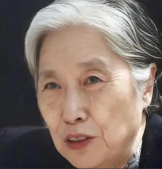 1979年，王光美迈出监狱大门，迎接自由的那一刻，她万万没想到，第一个来探望的人