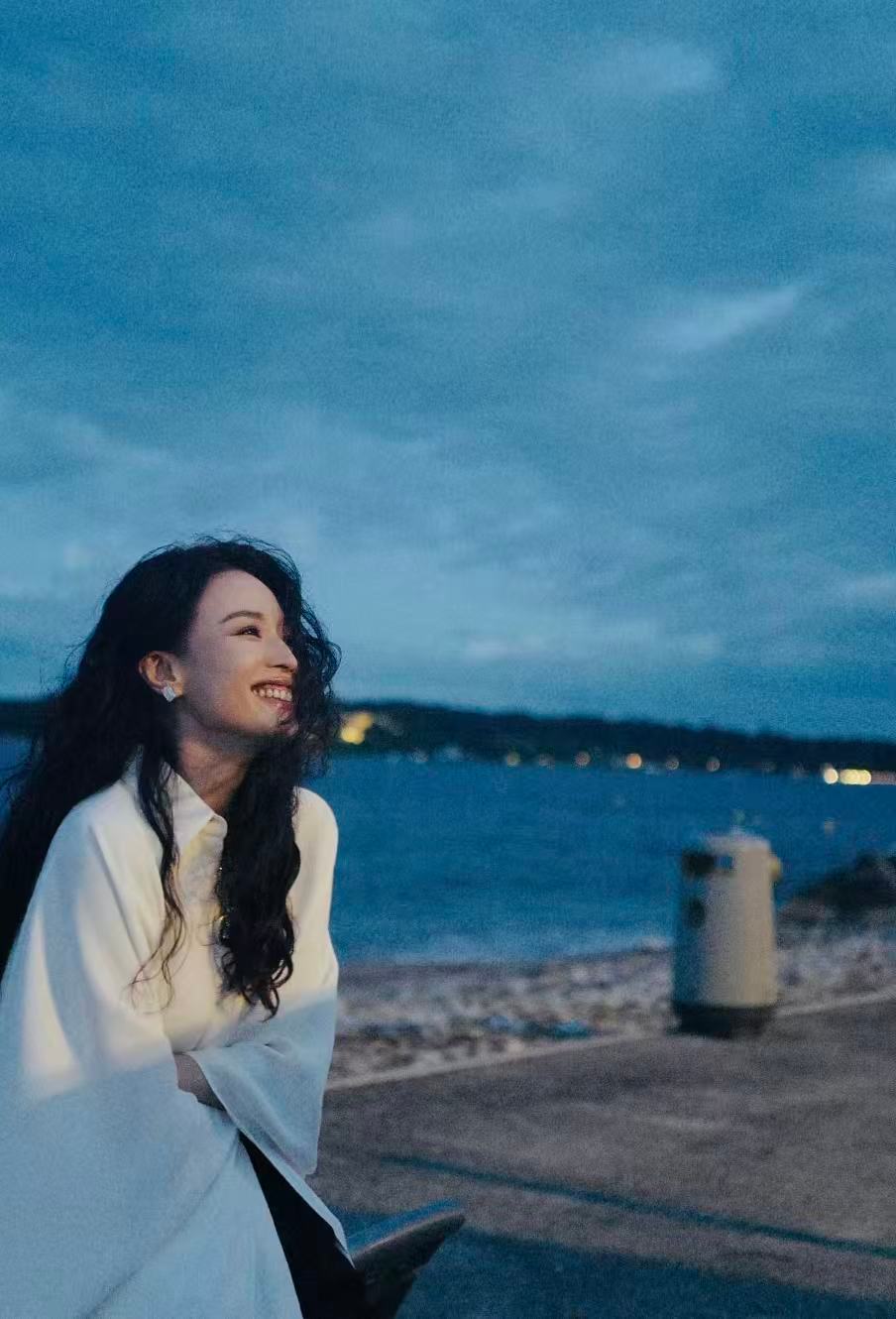 舒淇祝SU7大卖舒淇与SU7惊喜同框，谐音奇缘太妙，气场高度同频。祝这款好车一路