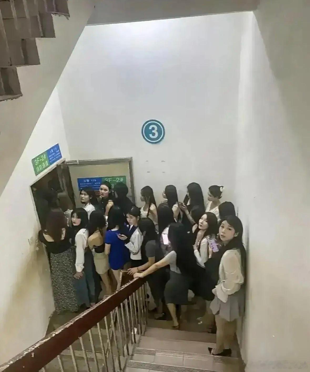 下楼撞见这场面，当场看懵，幸福来得猝不及防