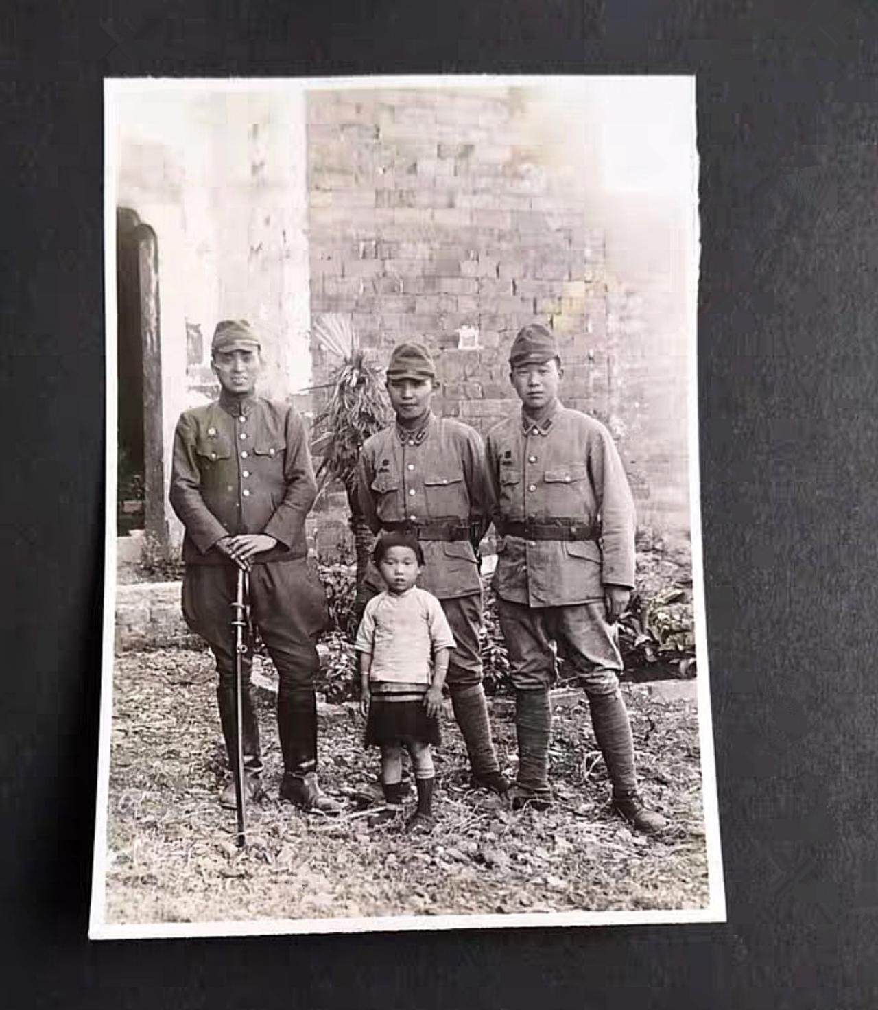 这是在日军私人相册中发现的一张令人揪心的照片。一个中国小女孩和3个日军兽兵的合影