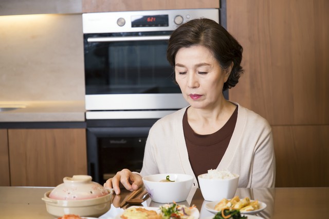 女人离婚后，对待子女缘分上还是要想开一点。我妈一个闺中密友，30多岁就离婚了，因