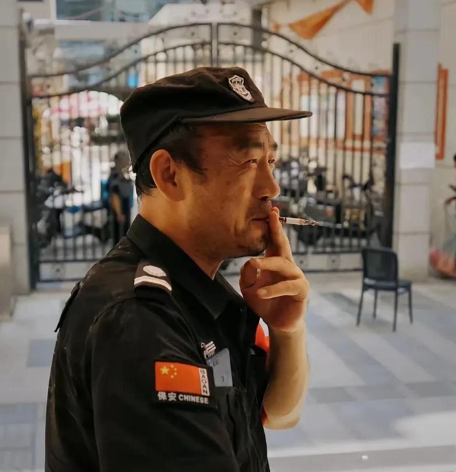 #当保安被人看不起，应该怎么面对呢#是谁？有什么资格看不起保安？我走我的阳关道