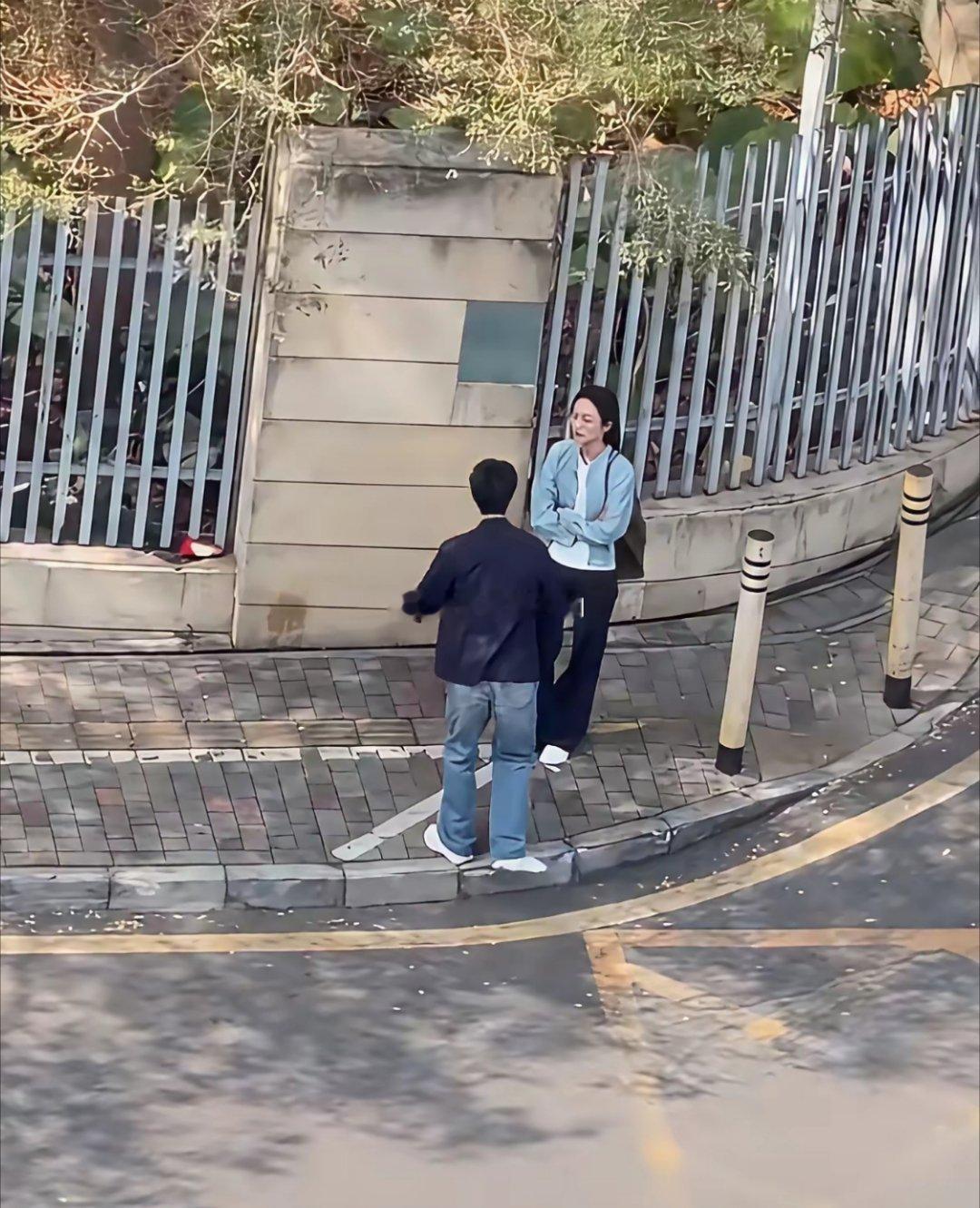 肖战在深圳路边跳了段踢踏舞，给一脸严肃沉浸在分手情绪里的对戏女演员逗笑了，肖战也