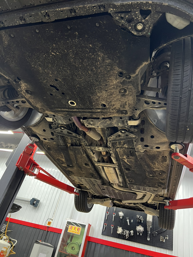 谁说君威底盘光秃秃没护板的？之前看大家说君威减配严重，发动机下护板，两侧护板都