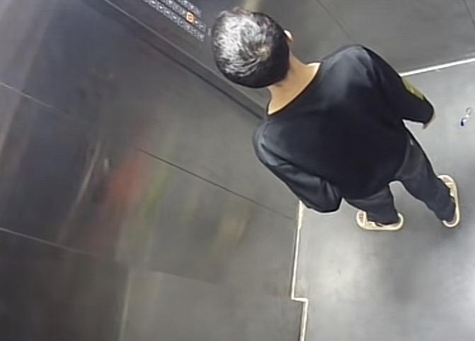 吸烟的危害远比我们想象中的大！这不江苏的一男子，长期将烟头扔在同一个地方，结果