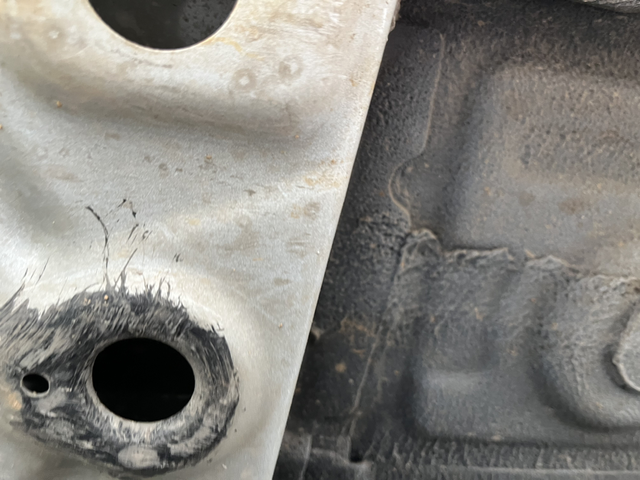 车友们主驾驶下的底盘磕到了掉了一大块漆。需要补吗？后续会不会生锈。求助一下