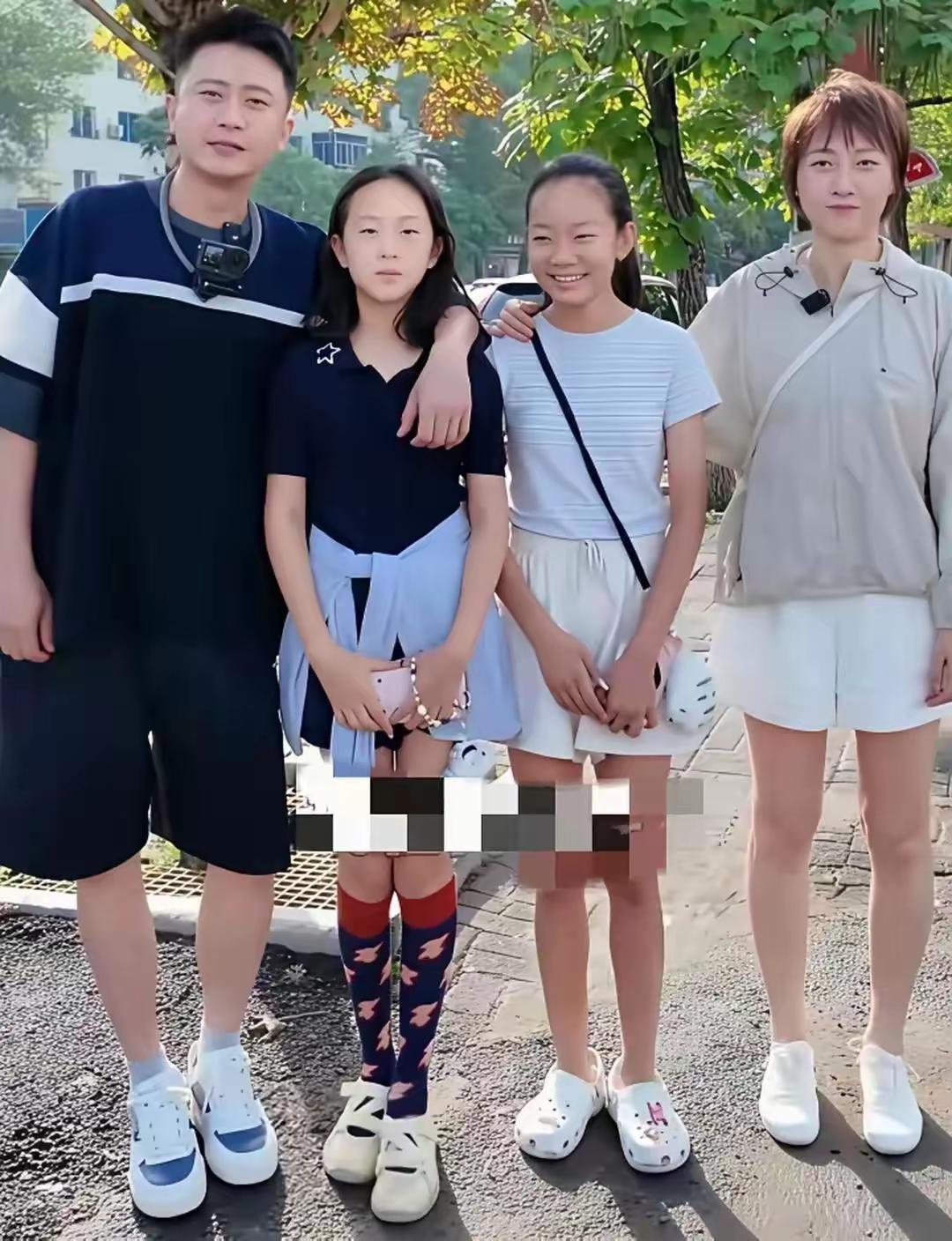 主持人杨帆一家四口同框出镜，画面温馨十足。杨帆作为央视知名主持人，在舞台上幽默大
