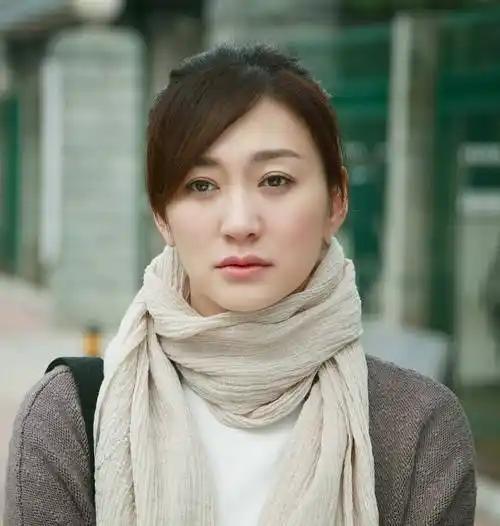 主持人问李小冉:“你的皮肤这么好，平时是怎么保养的？”李小冉说:“我从不保养，洗