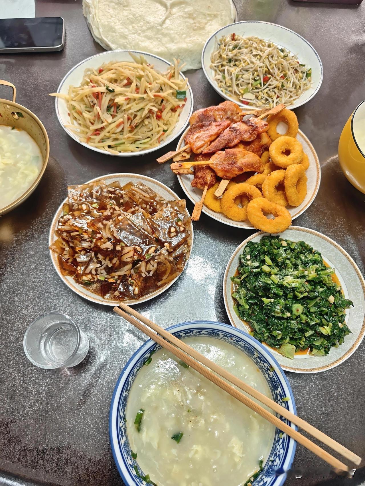 今天中午孩子回家了，他老娘做的午饭。是不是有点大杂烩的感觉[捂脸哭]