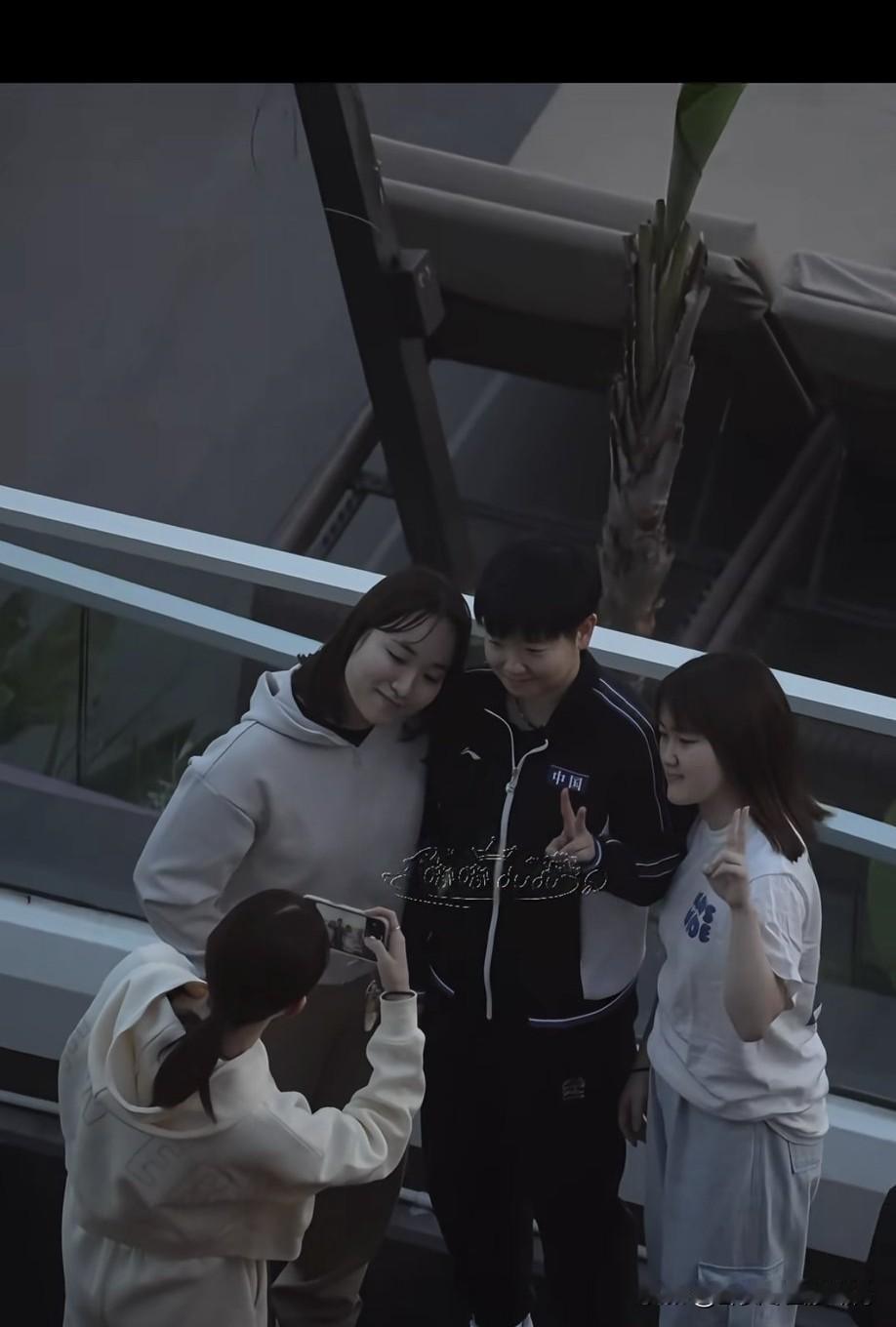 哎呀！吃醋了！看这俩藤把小莎给绕的，真是又讨厌又吃醋[笑着哭]莎莎的日本小迷妹团！