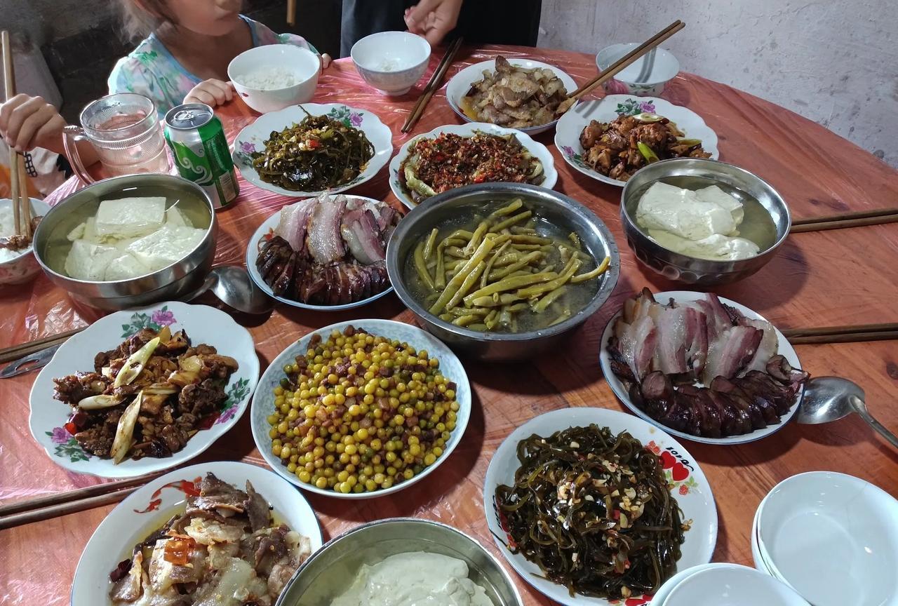 农村的这种生活失去了农村风味！去老家，老家人准备了三桌饭，把周邻的邻居都喊来相