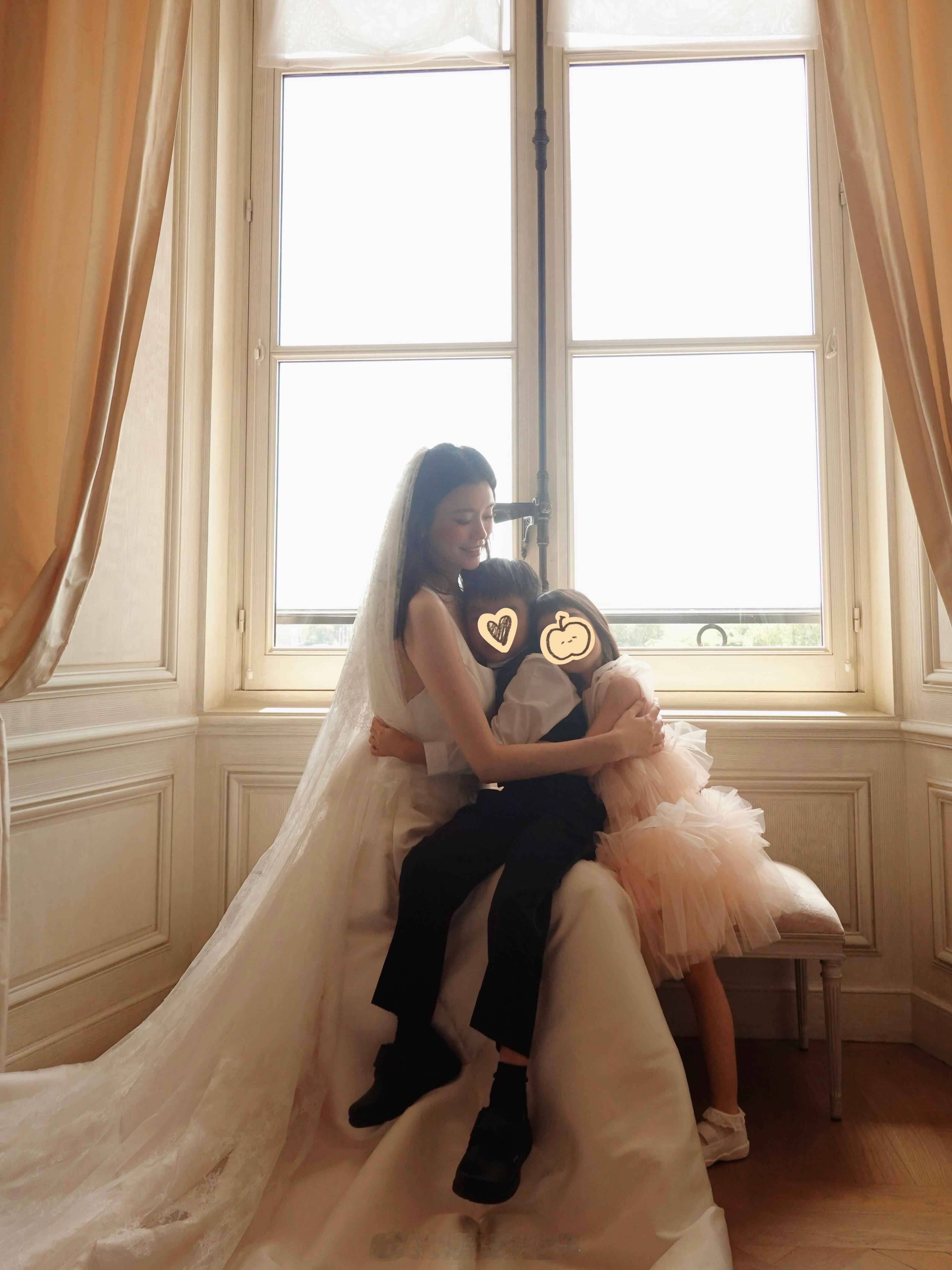 奚梦瑶儿女腿长奚梦瑶儿女腿好长何猷君奚梦瑶一家四口婚礼合照，一双儿女遗传妈妈大