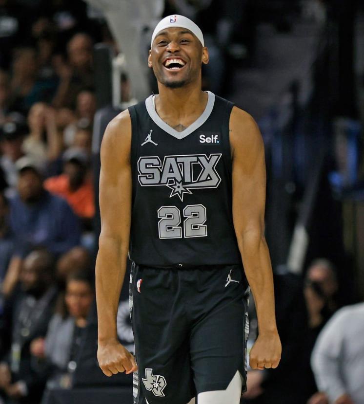 新疆外援又炸了！哈里斯刚来时吹成救世主，先发位子都给他留好了，结果上了场……10