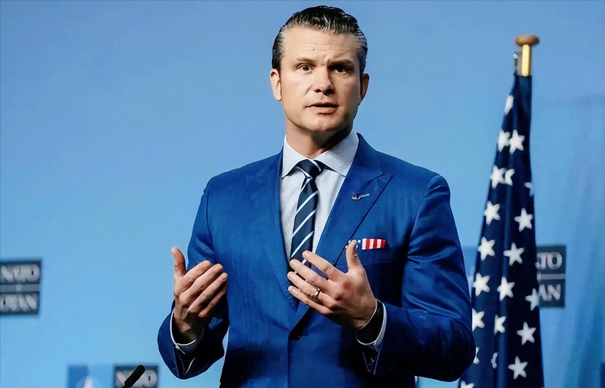美方的一场军事行动新闻发布会算是闹大了，国防部长赫格塞思当着众人的面火力全开，不