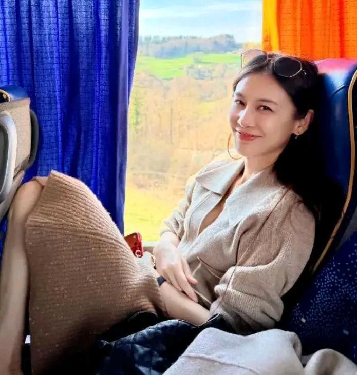 离婚1年，黄圣依最新近况曝光：在瑞士留学，和此前状态差距太大