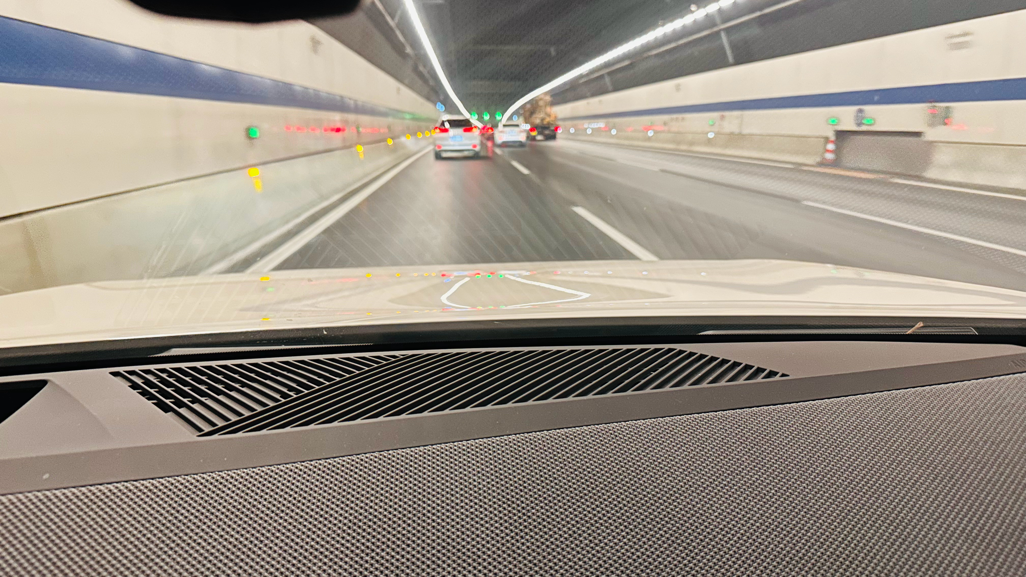 今天必须要夸一下北京市的交管部门。他们终于发现东六环隧道里的白实线有问题了。大部